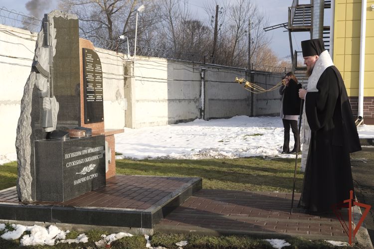Росгвардейцы открыли мемориал в память о погибших сотрудниках ОМОН и СОБР в Республике Алтай