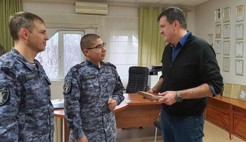 Росгвардейцы поздравили коллективы  уральских телеканалов с Всемирным днём телевидения 