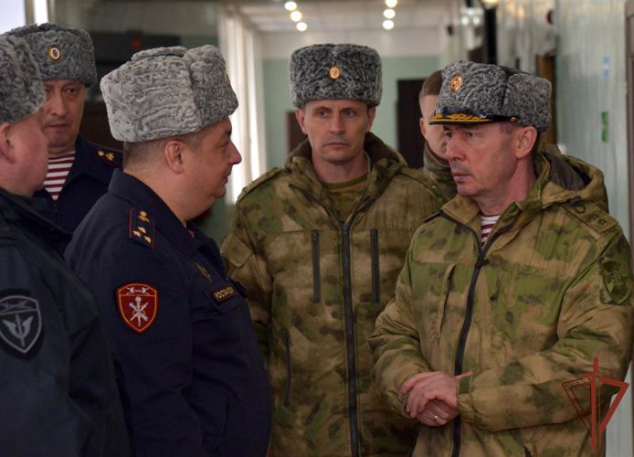 Командующий Уральским округом Росгвардии генерал-лейтенант Владимир Спиридонов проверил дислоцированные в Екатеринбурге подразделения