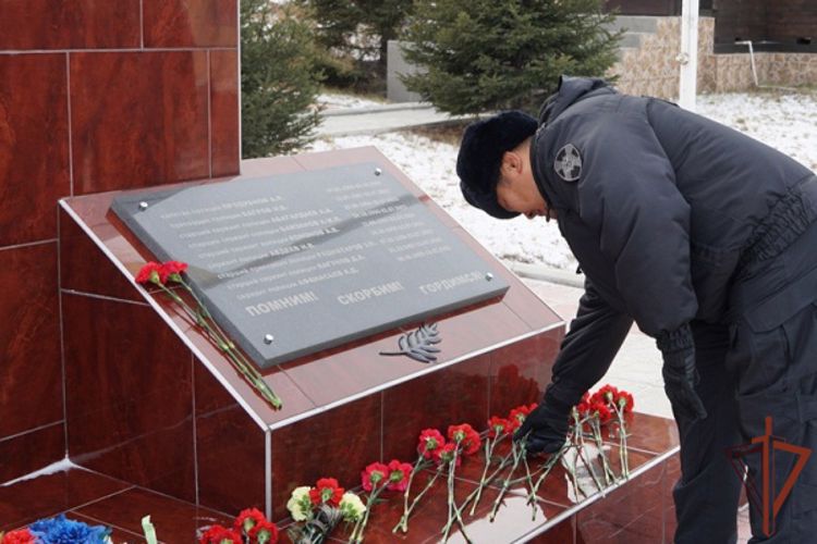 Военнослужащие и сотрудники почтили память погибших при исполнении служебного долга коллег в Восточном округе Росгвардии