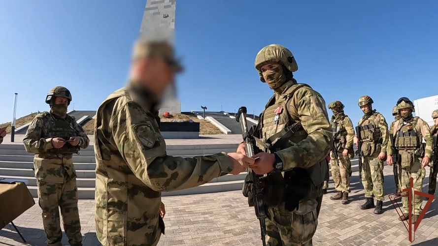 Военнослужащим подразделений разведки и спецназа Росгвардии вручили государственные награды в ДНР (Видео)