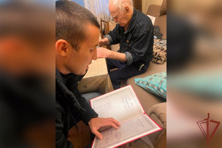 Московские росгвардейцы поздравили с 97-летием ветерана Великой Отечественной войны