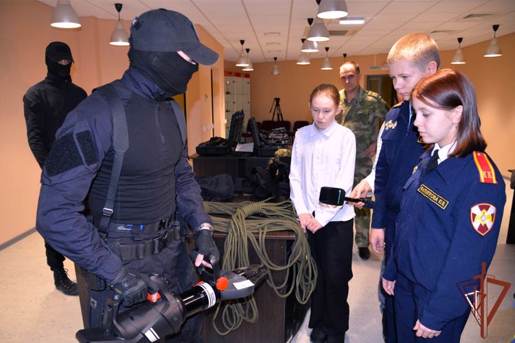 Росгвардия провела на Урале патриотические мероприятия для подшефных кадет и школьников (видео)