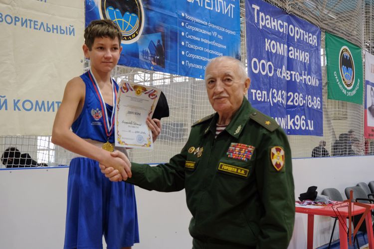 Состоялся посвященный  памяти Героев России — бойцов войск правопорядка детский турнир по боксу на Урале (видео)