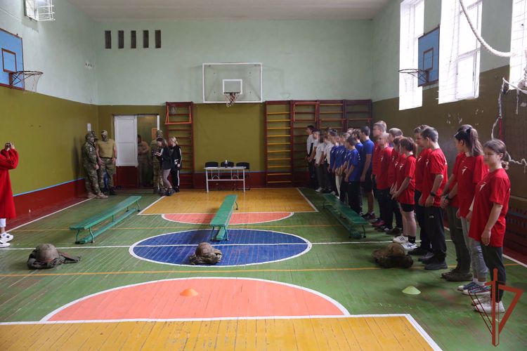 Росгвардия и «Движение первых» провели в ДНР посвященную Дню народного единства спартакиаду (видео)