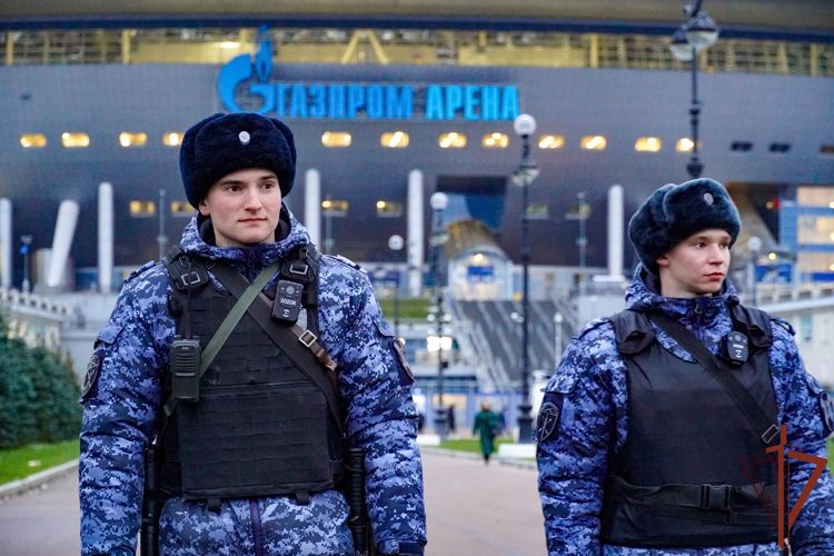 Безопасность футбольного и хоккейного матчей в Санкт-Петербурге обеспечили росгвардейцы