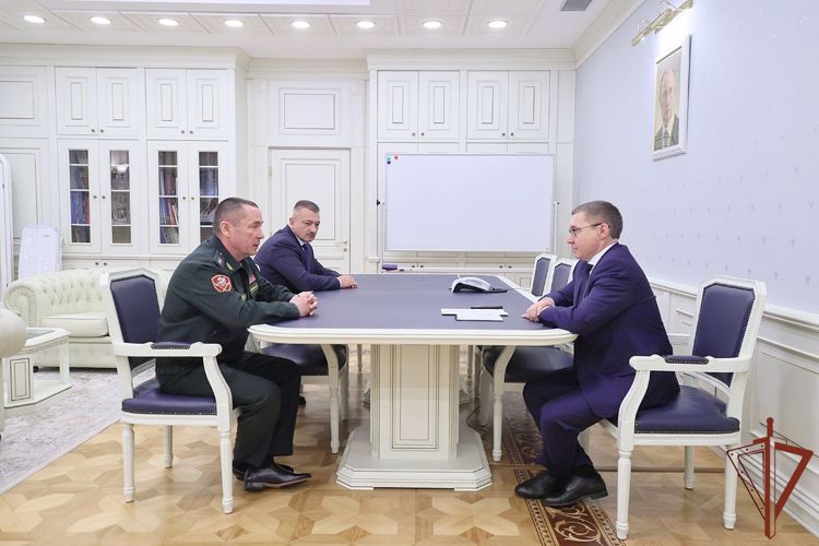 Состоялась встреча полномочного представителя Президента РФ в УрФО Владимира Якушева и командующего Уральским округом Росгвардии генерал-лейтенанта Владимира Спиридонова