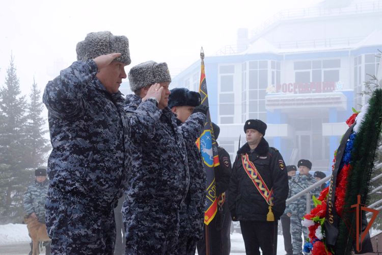 Росгвардейцы почтили память погибших военнослужащих и сотрудников войск правопорядка на Урале
