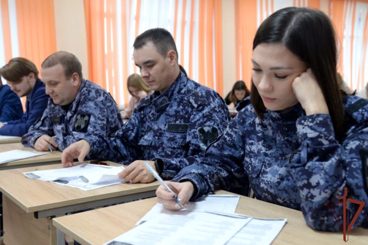 На вопросы «Большого этнографического диктанта» ответили росгвардейцы на Урале   