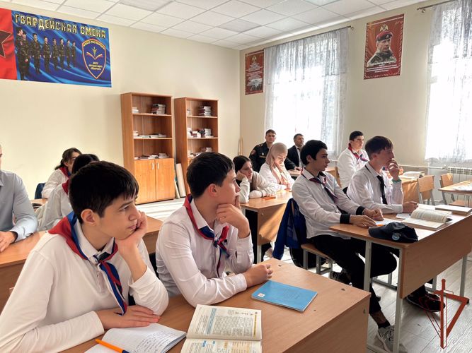 Росгвардейцы провели занятие для учеников профильного класса ведомства в Дагестане