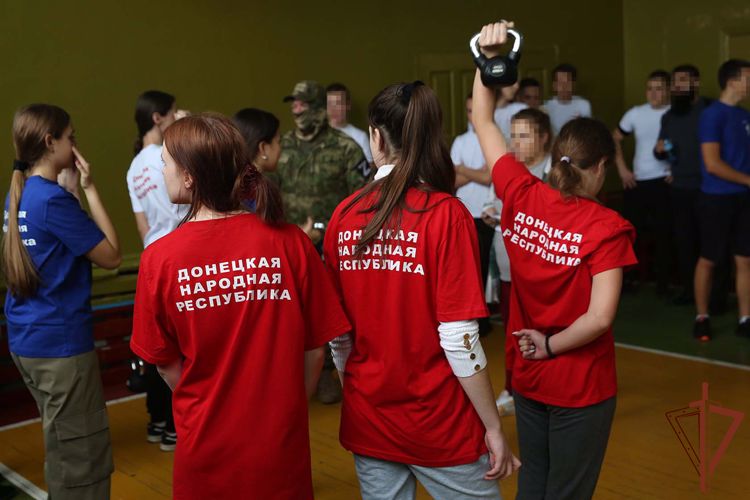 Росгвардия и «Движение первых» провели в ДНР посвященную Дню народного единства спартакиаду (видео)