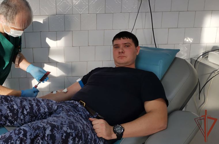 Банк донорской крови медицинских учреждений пополнили росгвардейцы в Сибири