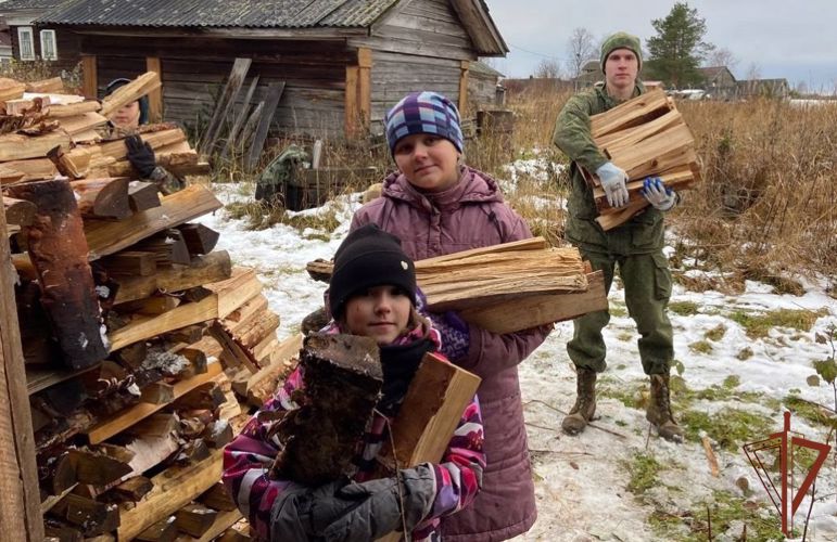 Военнослужащие Росгвардии из Архангельска оказали помощь пожилой женщине