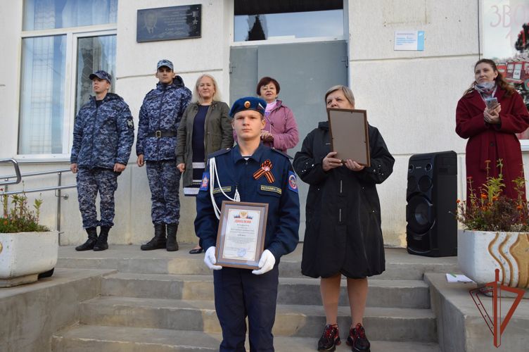Военнослужащие Росгвардии в Ялте почтили память Героя России Дмитрия Гребёнкина 
