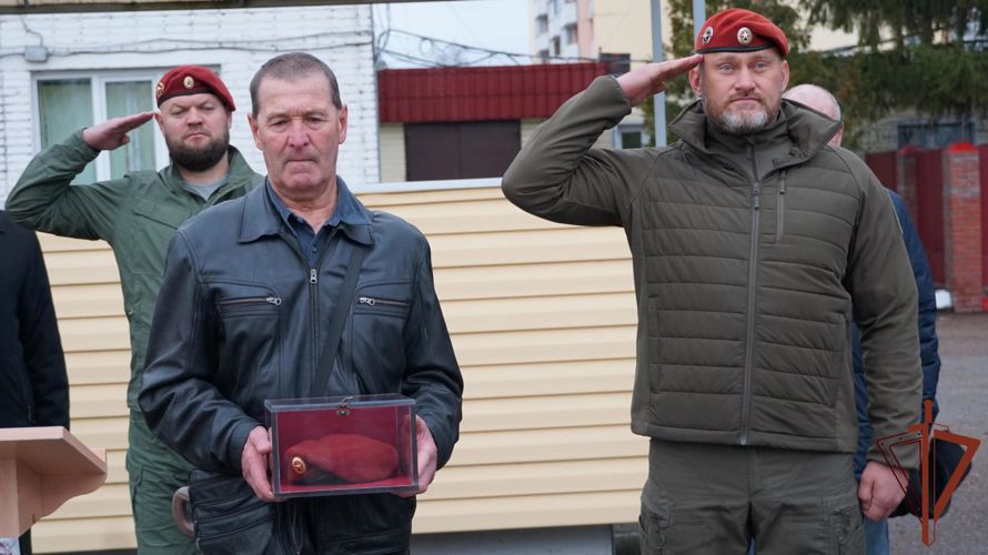 Родителям погибшего офицера войск правопорядка вручили краповый берет 