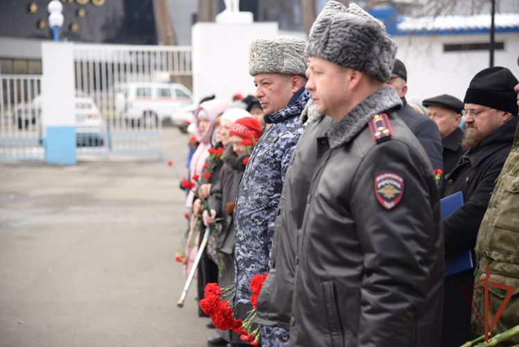 Росгвардейцы почтили память погибших военнослужащих и сотрудников войск правопорядка на Урале