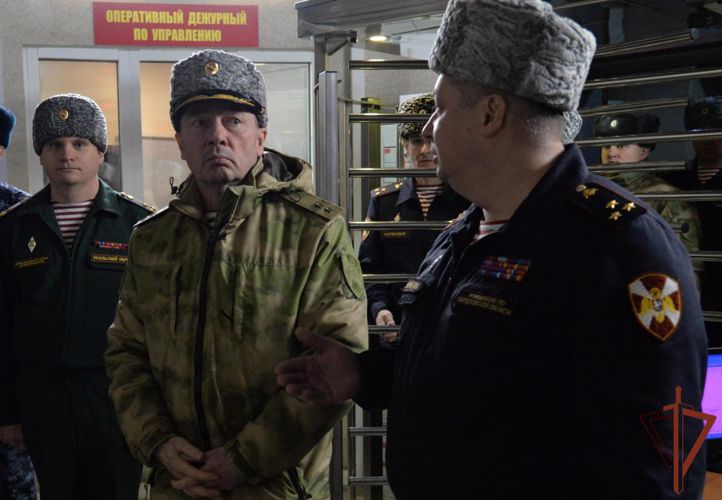 Командующий Уральским округом Росгвардии генерал-лейтенант Владимир Спиридонов проверил дислоцированные в Екатеринбурге подразделения