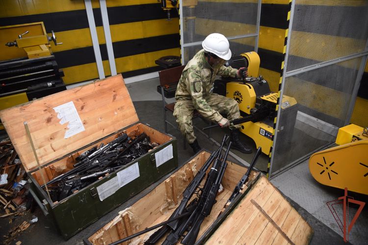 Специалисты Росгвардии уничтожили очередную партию добровольно сданного и изъятого оружия в Грозном