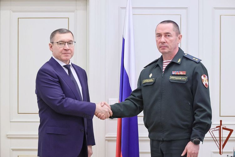 Состоялась встреча полномочного представителя Президента РФ в УрФО Владимира Якушева и командующего Уральским округом Росгвардии генерал-лейтенанта Владимира Спиридонова