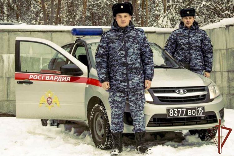 Росгвардейцы в Свердловской области оперативно доставили в больницу нуждающуюся в медпомощи девушку