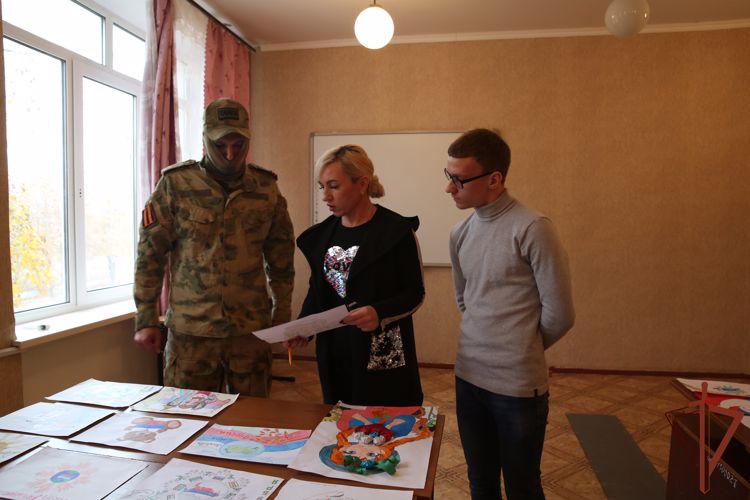 Росгвардейцы в ДНР наградили победителей конкурса детских рисунков ко Дню народного единства 
