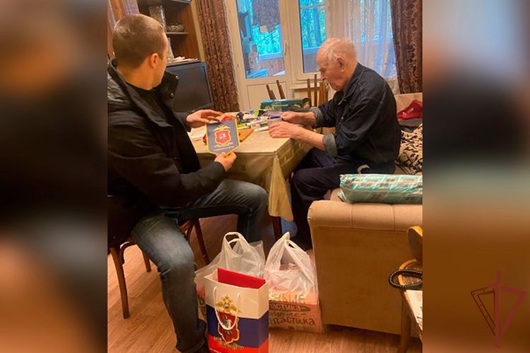 Московские росгвардейцы поздравили с 97-летием ветерана Великой Отечественной войны