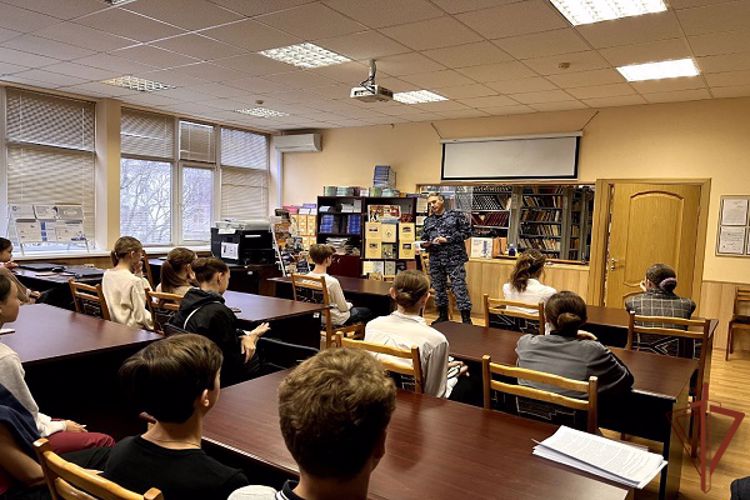 Московские росгвардейцы провели лекцию по антитеррору в академии хореографии 
