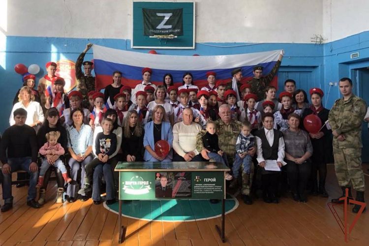 Парту Героя в память о погибшем военнослужащем Росгвардии открыли в Иркутской области