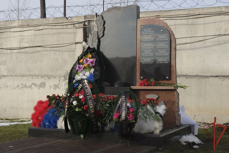 Росгвардейцы открыли мемориал в память о погибших сотрудниках ОМОН и СОБР в Республике Алтай