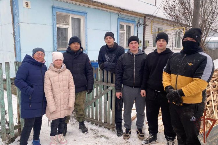 Росгвардейцы помогли семье погибшего сотрудника заготовить на зиму дрова в Томской области