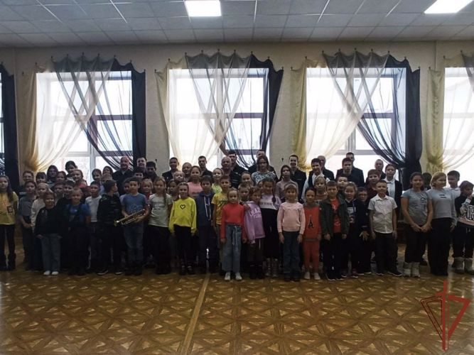 Тематические встречи провели росгвардейцы с юными жителями Урала