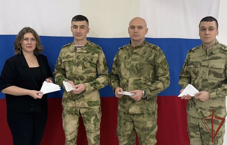 Военнослужащие Росгвардии передали подшефному социальному детскому центру сладости и угощения в Челябинской области