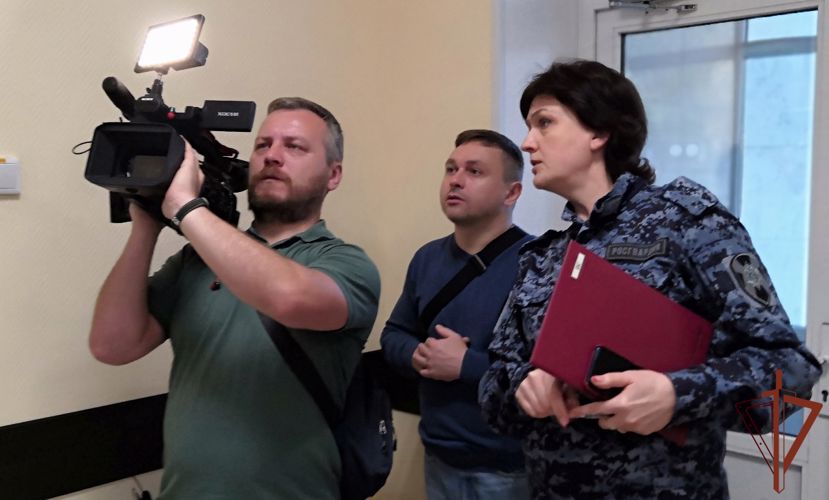Росгвардейцы поздравили коллективы  уральских телеканалов с Всемирным днём телевидения 