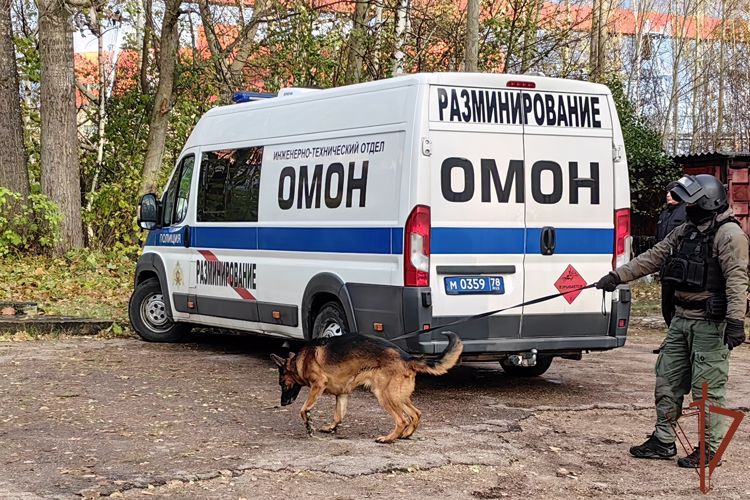 Взрывотехники ОМОН Росгвардии обследовали несколько подозрительных предметов в Санкт-Петербурге