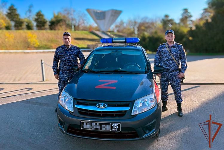Кубанские росгвардейцы оказали помощь выпавшему из окна пожилому мужчине 