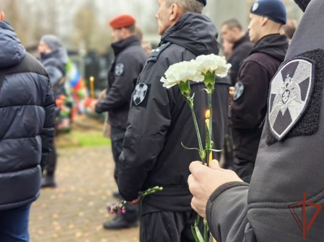 Сотрудники СОБР «Гранит» Росгвардии почтили память своего погибшего товарища в Санкт-Петербурге