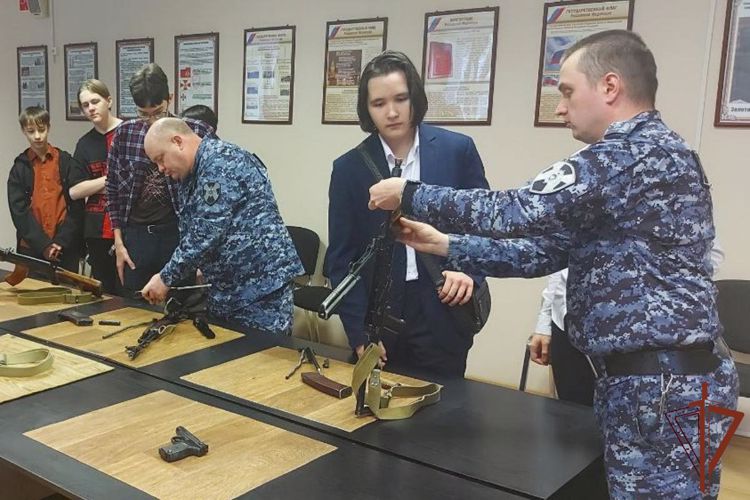В честь оружейного конструктора Михаила Калашникова росгвардейцы провели мероприятия на Урале
