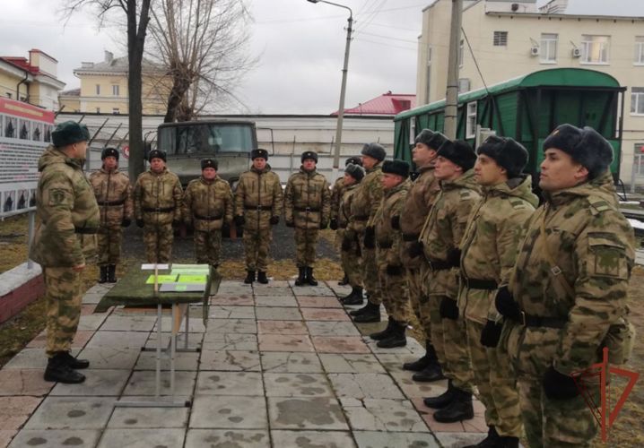 Сбор с начальниками караулов по охране специальных грузов завершился в Уральском округе Росгвардии