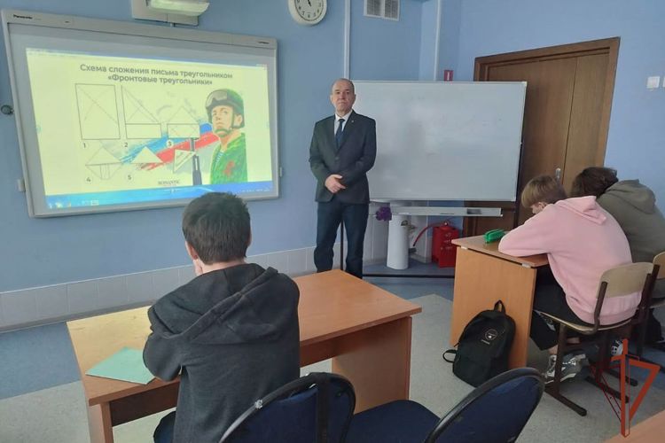 Росгвардейцы поздравили с праздником ветеранов войск правопорядка в Сибири