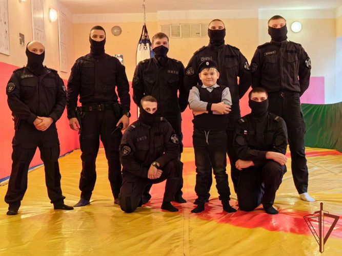 Росгвардейцы в Санкт-Петербурге поздравили с днем рождения и организовали экскурсию для сына участника СВО  