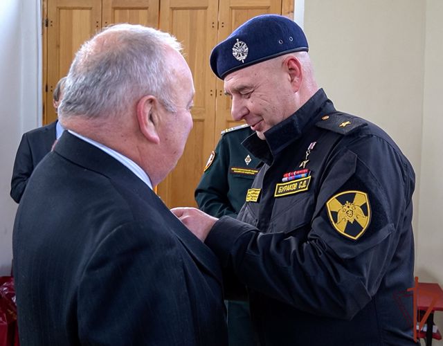 Командующий Северо-Западным округом Росгвардии Герой России генерал-майор Сергей Бураков поздравил ветеранов войск правопорядка