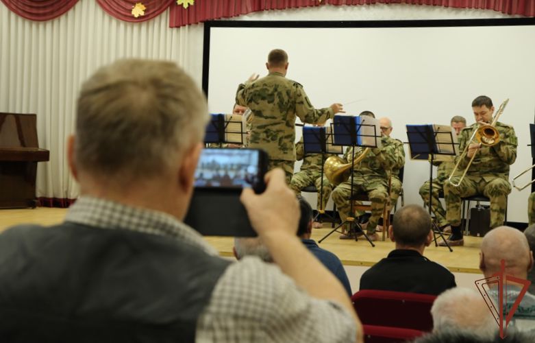 Музыканты Росгвардии подарили концерт постояльцам геронтологического Центра в Челябинске