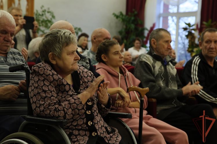 Музыканты Росгвардии подарили концерт постояльцам геронтологического Центра в Челябинске