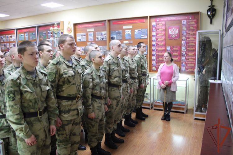 Военнослужащие и сотрудники Уральского округа войск национальной гвардии приняли участие в мероприятиях ко Дню народного единства