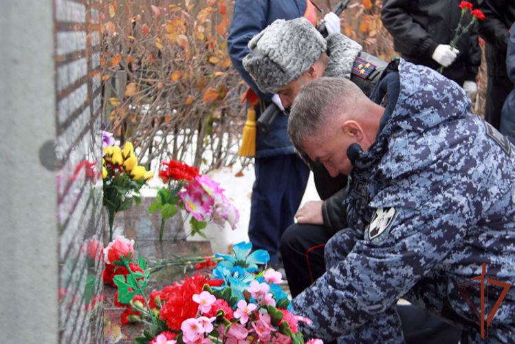 Сотрудники и военнослужащие Росгвардии почтили память погибших сотрудников органов внутренних дел в Северо-Западном округе