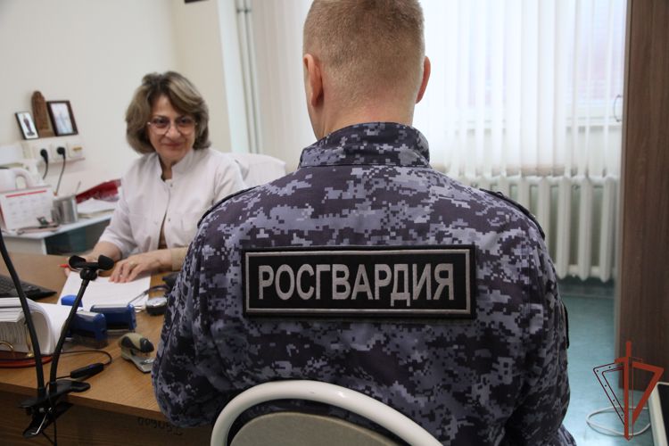 Около ста литров донорской крови сдали росгвардейцы в Москве