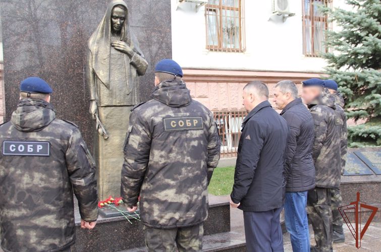 Росгвардейцы почтили память погибших военнослужащих и сотрудников войск правопорядка на Урале