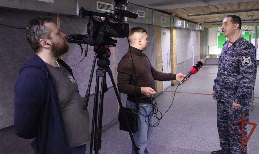 Росгвардейцы поздравили коллективы  уральских телеканалов с Всемирным днём телевидения 