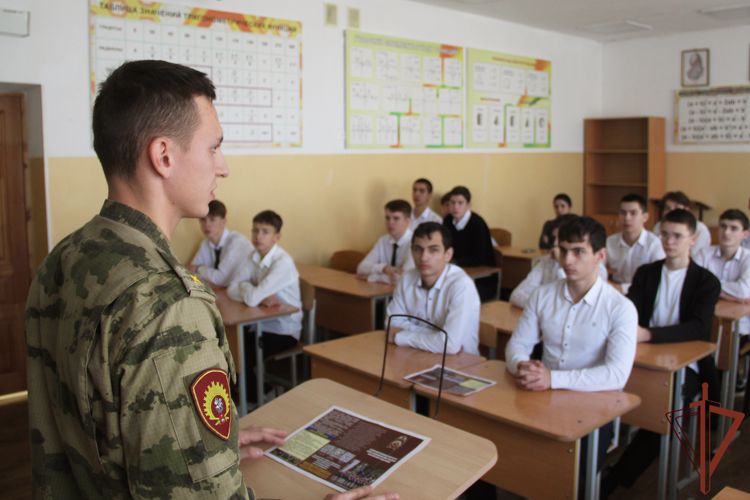 Военнослужащие Росгвардии провели профориентационное занятие с грозненскими школьниками