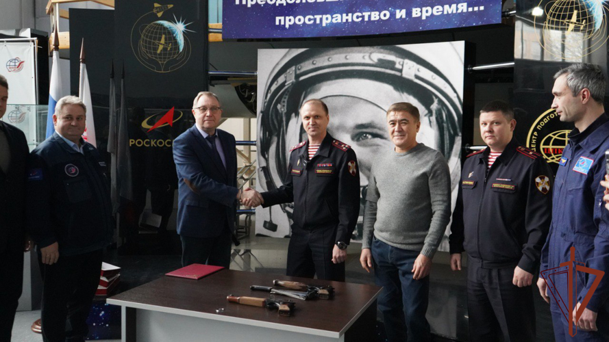 Росгвардия передала оружие космонавтов центру подготовки космонавтов в Московской области